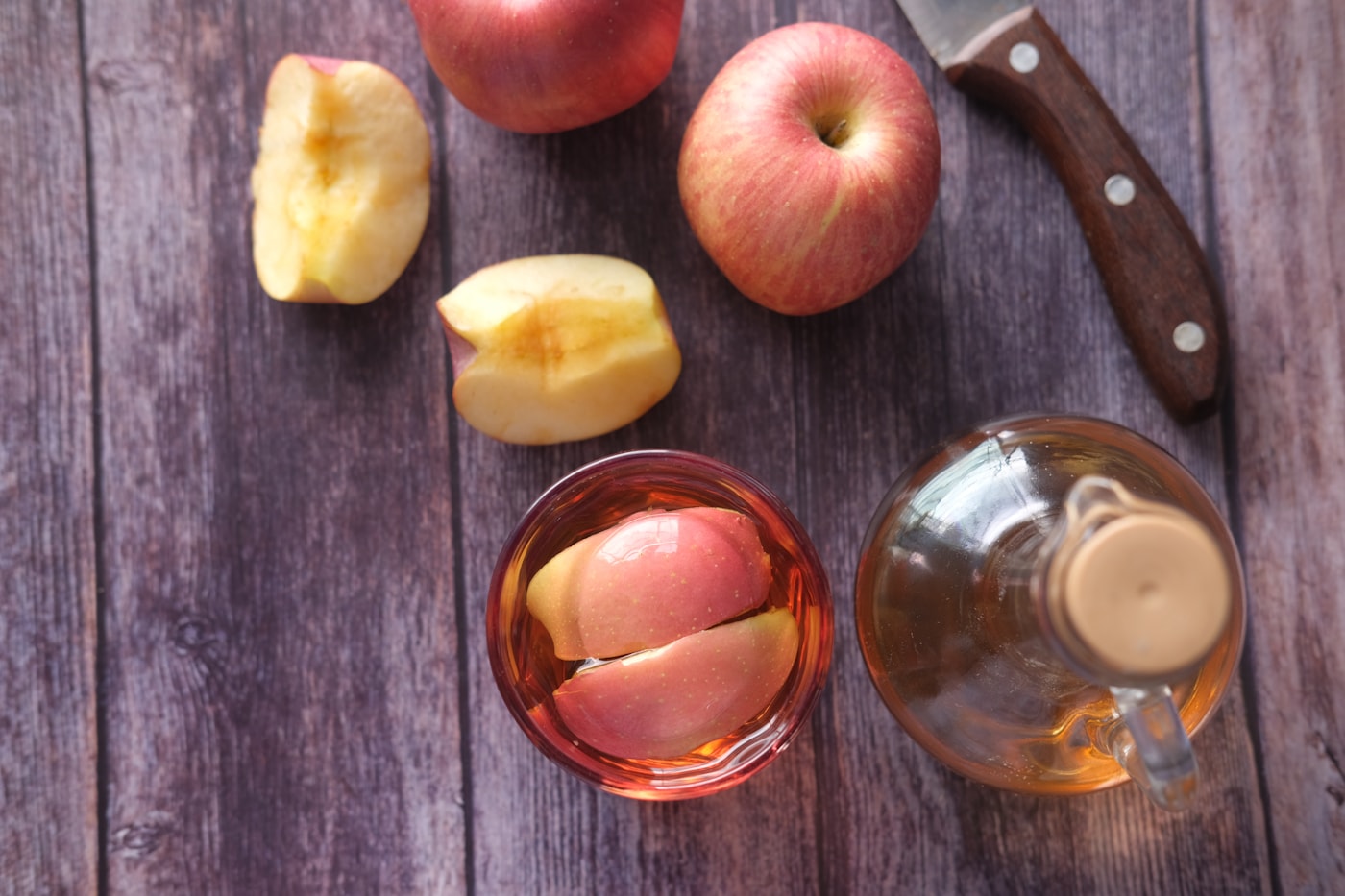 Bouteille en verre de jus de pommes et pommes coupées